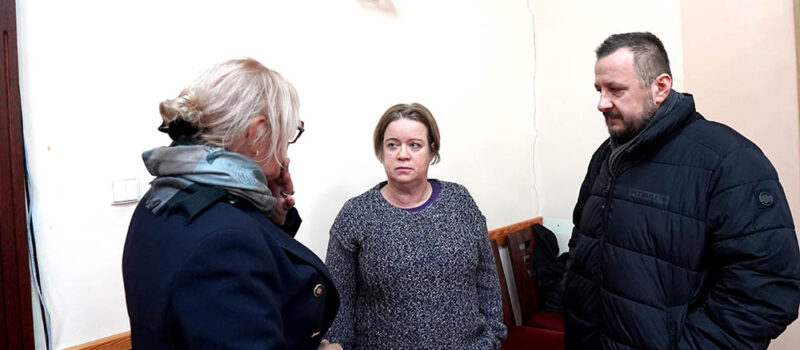 Garstka protestujących, jednomyślni radni. Decyzja komisji ws. wiatraków w Wolinie [FILM]