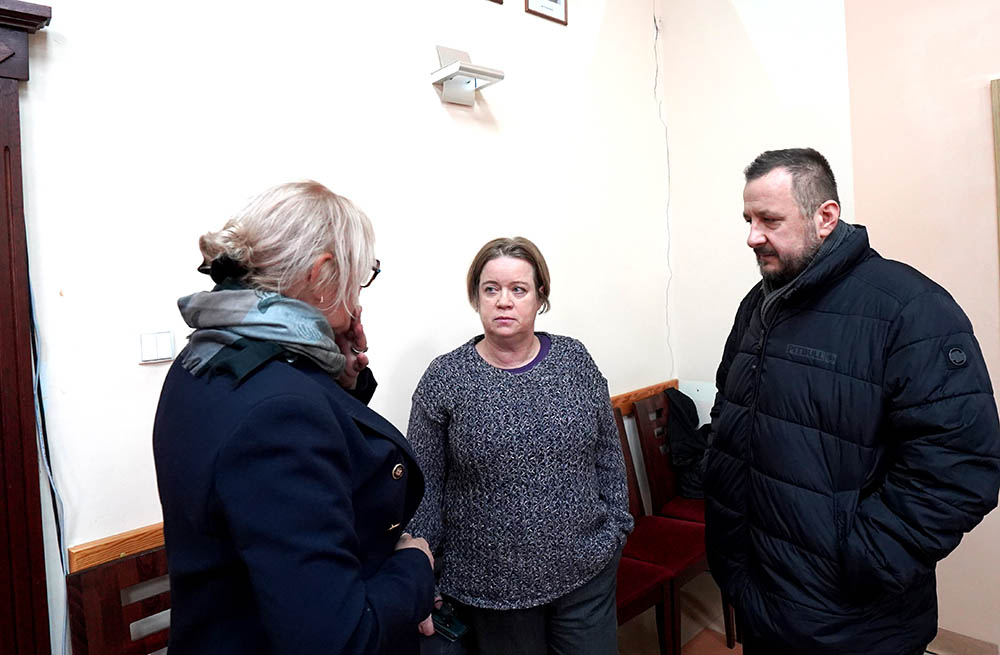 Garstka protestujących, jednomyślni radni. Decyzja komisji ws. wiatraków w Wolinie [FILM]