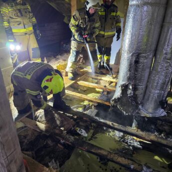 Pożar stropu w Domysłowie. Szybka interwencja strażaków zapobiegła tragedii