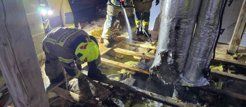 Pożar stropu w Domysłowie. Szybka interwencja strażaków zapobiegła tragedii