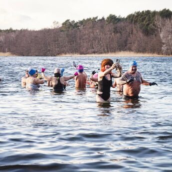 Nowy Rok 2026 przywitany lodowatą kąpielą. Dziwnowskie MORSy sprawdziły „Martwą Dziwnę”