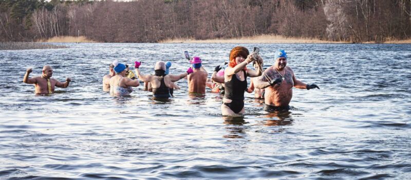 Nowy Rok 2026 przywitany lodowatą kąpielą. Dziwnowskie MORSy sprawdziły „Martwą Dziwnę” Nowy Rok 2026 przywitany lodowatą kąpielą. Dziwnowskie MORSy sprawdziły „Martwą Dziwnę”