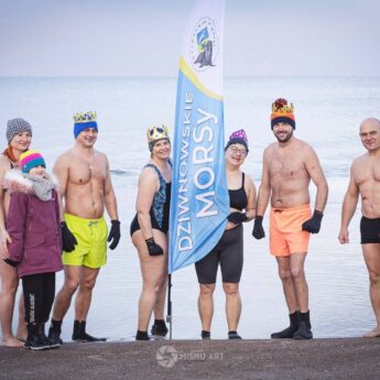 Królewskie morsowanie w Dziwnowie. Morsy uczciły Święto Trzech Króli lodową kąpielą