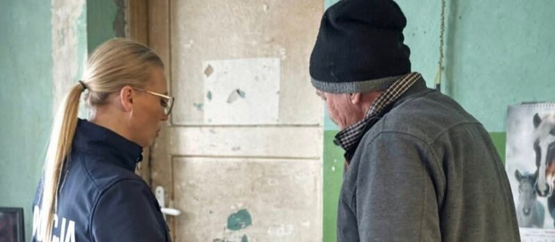 Dzielnicowa z Kamienia Pomorskiego ruszyła z pomocą samotnemu seniorowi