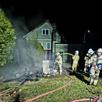 Nocny pożar w Wolinie. Spłonęła wiata na drewno