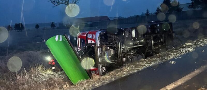 Gołoledź paraliżuje drogi. Pługopiaskarka w rowie pod Wrzosowem Gołoledź paraliżuje drogi. Pługopiaskarka w rowie pod Wrzosowem