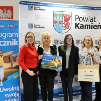 Podpisano umowy w ramach programu „Społecznik na 5!” w Powiecie Kamieńskim
