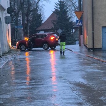 Gołoledź paraliżuje region. Drogi jak lodowiska, pociągi odwołane