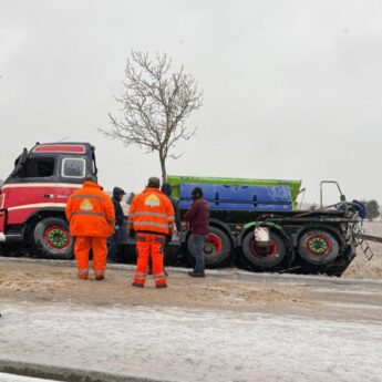 Gołoledź paraliżuje drogi. Pługopiaskarka w rowie pod Wrzosowem