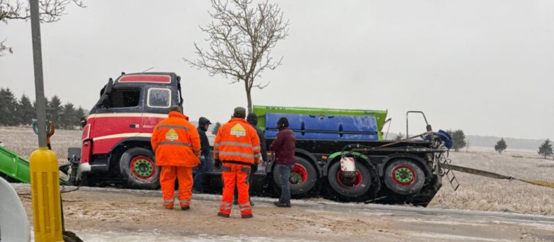 Gołoledź paraliżuje drogi. Pługopiaskarka w rowie pod Wrzosowem
