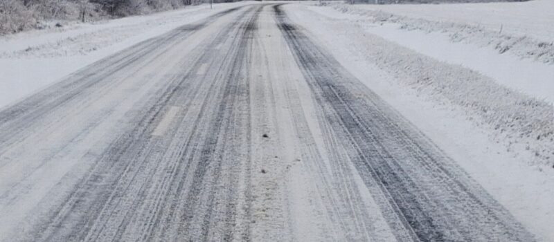 Aura wciąż nie sprzyja. Czytelnik alarmuje o stanie drogi między Międzywodziem a Wolinem