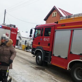 Interwencja służb przy ul. Kasztanowej w Międzywodziu. Doszło do zgonu kobiety