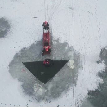 Bezpieczne ferie nad Zalewem Kamieńskim. Strażacy pokazali ratownictwo lodowe w praktyce [FILM]