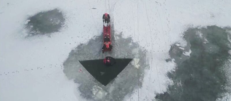 Bezpieczne ferie nad Zalewem Kamieńskim. Strażacy pokazali ratownictwo lodowe w praktyce [FILM]