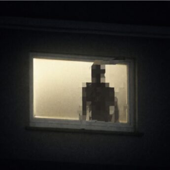 Mężczyzna obnaża się w oknie w Wolinie. Mieszkanka alarmuje: „To trwa od miesięcy”