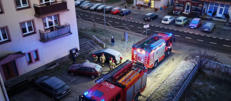 Z sieci przy bloku miał ulatniać się gaz. Służby interweniowały w Kamieniu Pomorskim