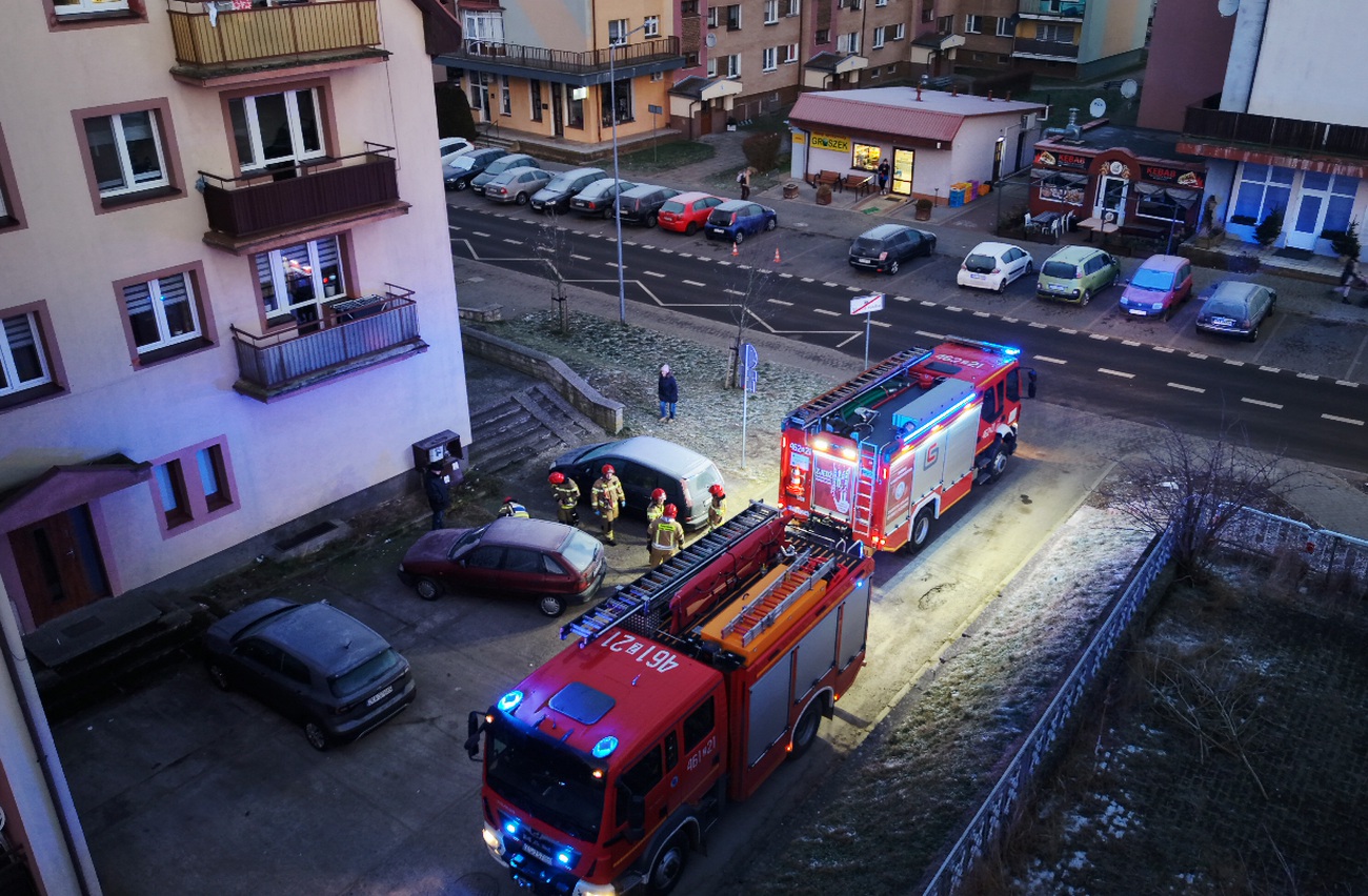 Z sieci przy bloku miał ulatniać się gaz. Służby interweniowały w Kamieniu Pomorskim