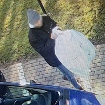 Podrzucił pod przychodnię komplet zużytych opon. KTBS zaprasza po ich odbiór