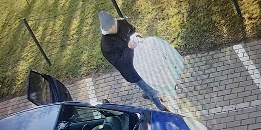 Podrzucił pod przychodnię komplet zużytych opon. KTBS zaprasza po ich odbiór