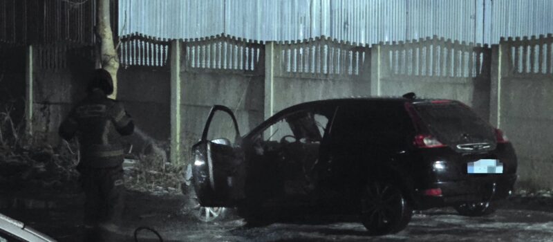 Nocny pożar Volvo w Kamieniu Pomorskim. Dwa zastępy straży w akcji