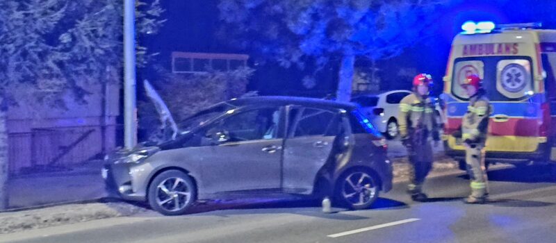 Interwencja służb na ul. Kopernika. Kierowca wjechał w słup Interwencja służb na ul. Kopernika. Kierowca wjechał w słup