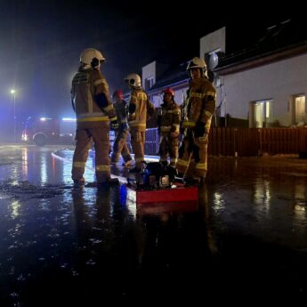 Strażacy interweniowali w Dziwnowie. Woda zbiera się pod budynkami