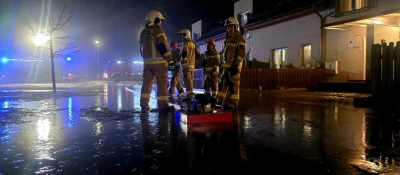 Strażacy interweniowali w Dziwnowie. Woda zbiera się pod budynkami