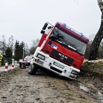 Zagórze po roztopach jak po powodzi. Strażacki wóz osiadł w podmytej drodze