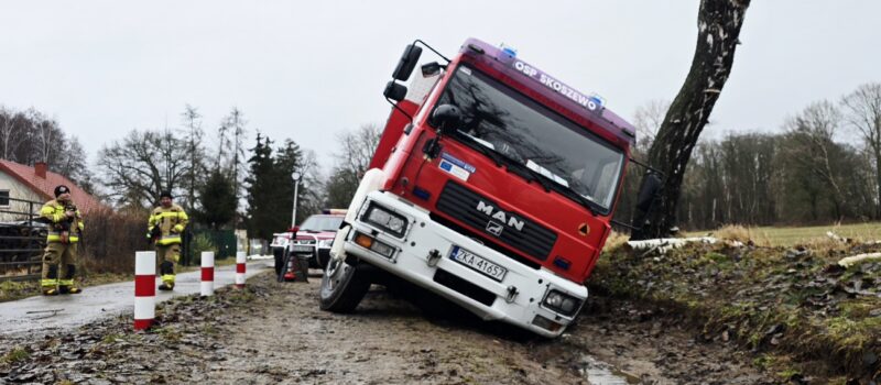 Zagórze po roztopach jak po powodzi. Strażacki wóz osiadł w podmytej drodze