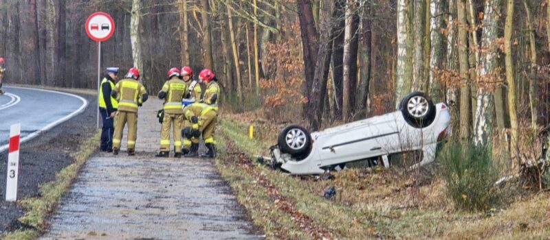 Dachowanie na trasie Dziwnówek – Łukęcin. Uważajcie na drogach jest bardzo slisko!