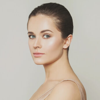 Zmarszczki, cienie i opadająca powieka – kiedy wybrać zabieg mezoterapii igłowej pod oczy?