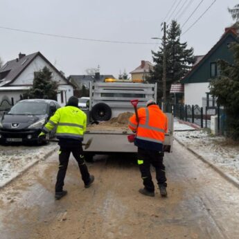 Zielone Międzyzdroje walczą z gołoledzią. Prace trwają od nocy