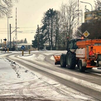 Marznący deszcz ze śniegiem zamienił miasto w ślizgawkę. PGK od świtu walczy z oblodzeniem w Kamieniu Pomorskim