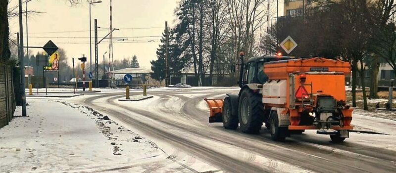 Marznący deszcz ze śniegiem zamienił miasto w ślizgawkę. PGK od świtu walczy z oblodzeniem w Kamieniu Pomorskim