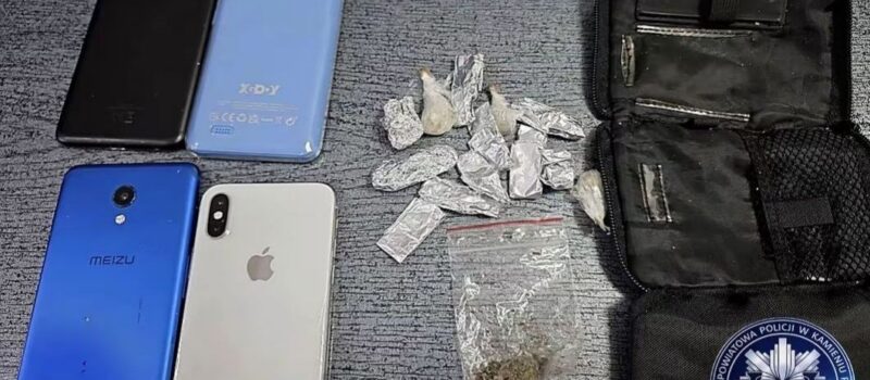 Jedna interwencja, dwa zatrzymania. Narkotyki i osoba poszukiwana w rękach policji