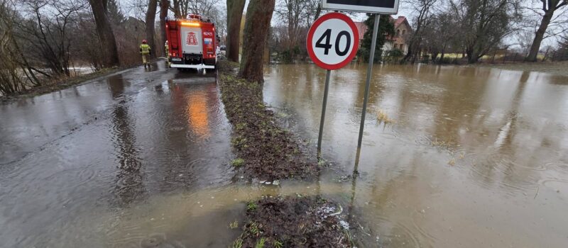 Kodrąb pod wodą. Strażacy walczą ze skutkami gwałtownej odwilży Kodrąb pod wodą. Strażacy walczą ze skutkami gwałtownej odwilży