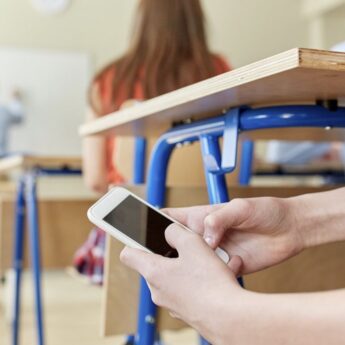 Ministerstwo rozważa zakaz noszenia używania telefonów przez uczniów w podstawówkach