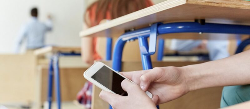 Ministerstwo rozważa zakaz noszenia używania telefonów przez uczniów w podstawówkach