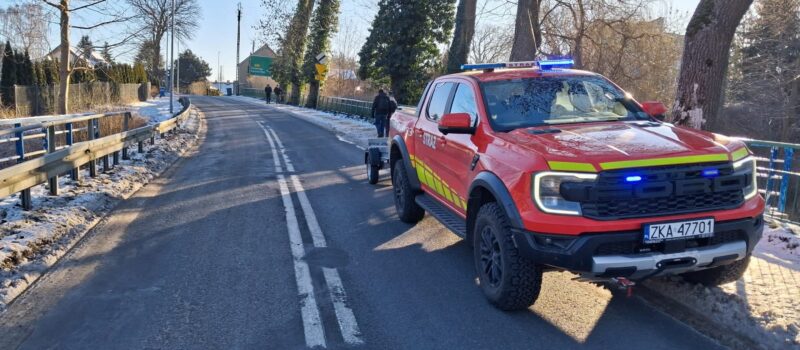 Strażacy z Kołczewa zadbali o bezpieczeństwo pieszych. Od rana posypywali najbardziej newralgiczne chodniki Strażacy z Kołczewa zadbali o bezpieczeństwo pieszych. Od rana posypywali najbardziej newralgiczne chodniki