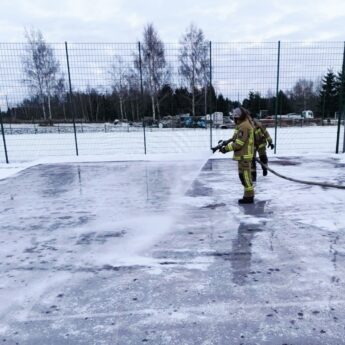 Strażacy wylali lodowisko na Orliku w Kołczewie