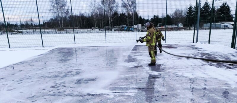 Strażacy wylali lodowisko na Orliku w Kołczewie Strażacy wylali lodowisko na Orliku w Kołczewie