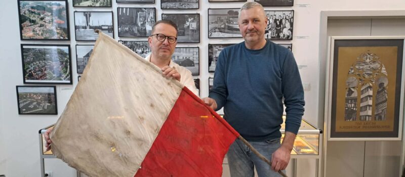 Biało-czerwona flaga - symbol polskości na Ziemiach Zachodnich przekazana do MHZK