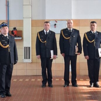 Trzech strażaków kończy służbę. W kamieńskiej komendzie były podziękowania i nowe awanse