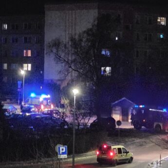 Interwencja służb w Dziwnowie. Strażacy pomogli w transporcie poszkodowanego