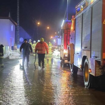 Nocna walka o domy w Zagórzu. Strażacy bronili posesji przed podmyciem