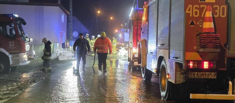 Nocna walka o domy w Zagórzu. Strażacy bronili posesji przed podmyciem