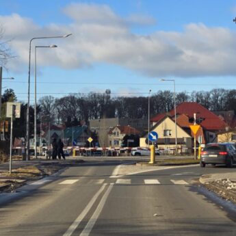 Kolejowy koszmar w Kamieniu Pomorskim! Kierowcy stoją nawet kilkaścieminut pod zamkniętymi rogatkami