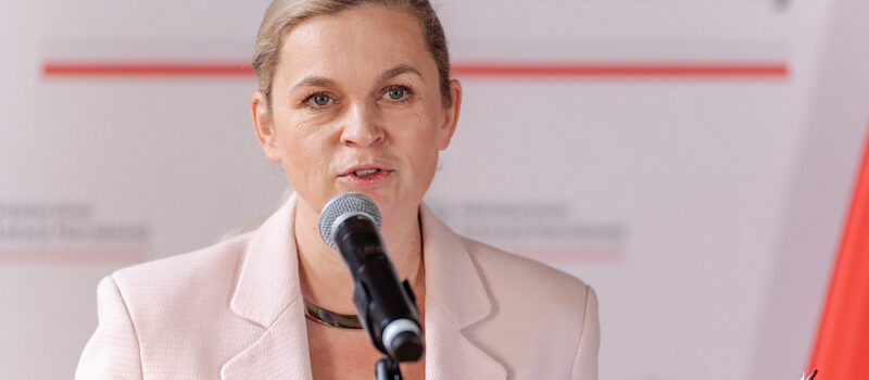 Minister Barbara Nowacka spotka się z nauczycielami w Wapnicy