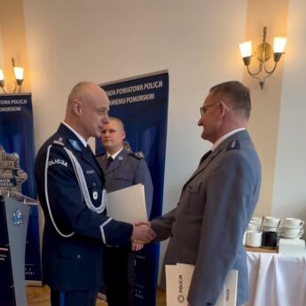 Uroczyste pożegnanie po 36 latach służby. Komendant Komisariatu w Międzyzdrojach przeszedł na emeryturę