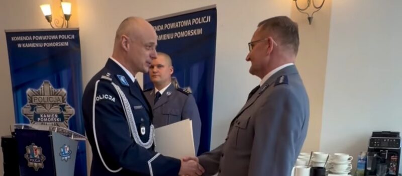 Uroczyste pożegnanie po 36 latach służby. Komendant Komisariatu w Międzyzdrojach przeszedł na emeryturę